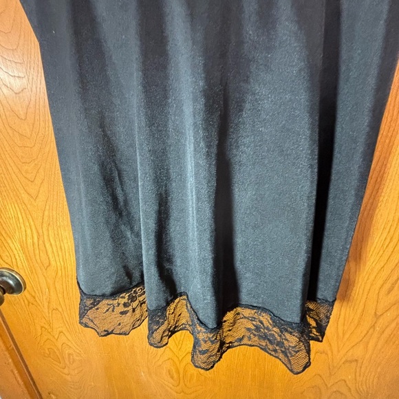 Elegant Black Lace Chemise - Picture 5 of 6